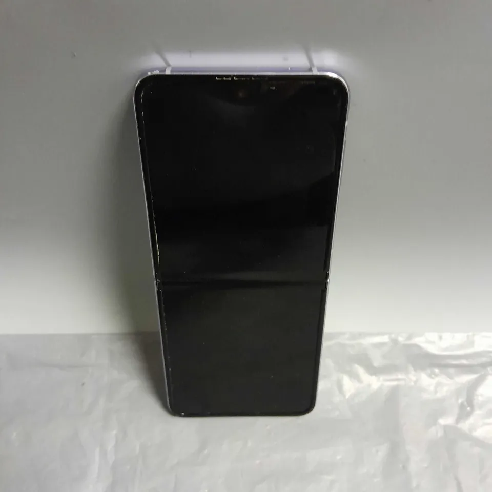 SAMSUNG GALAXY Z FLIP 4 IN PURPLE 