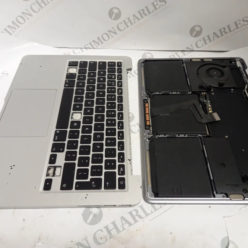 BOX OF APPROX 20 INDIVIDUAL MAC BOOK SPARE PARTS TO INCLUDE THE BASE, KEYBOARD AND SCREEN.