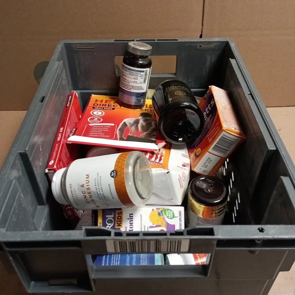 TOTE OF APPROXIMATELY 20 ASSORTED HEALTH/VITAMIN RELATED ITEMS TO INCLUDE BASSETTS VITAMINS, HEAT AID PADS, ZINC AND MAGNESIUM, TURMERIC CURCUMIN, MAGNESIUM GLYCINATE ETC