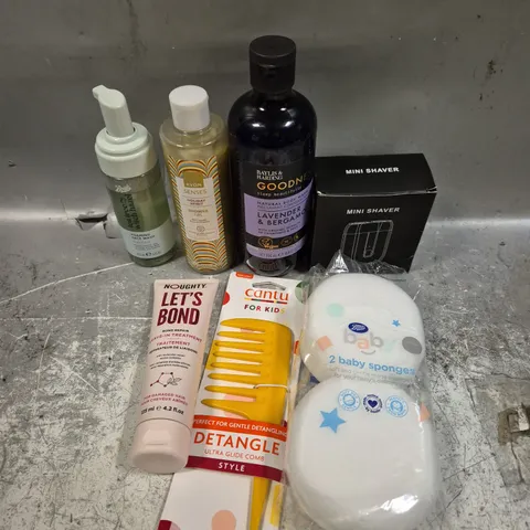 APPROXIMATELY 20 ASSORTED HEALTH & BEAUTY PRODUCTS TO INCLUDE - MINI SHAVER, BABY SPONGES, DETANGLE COMB ETC 