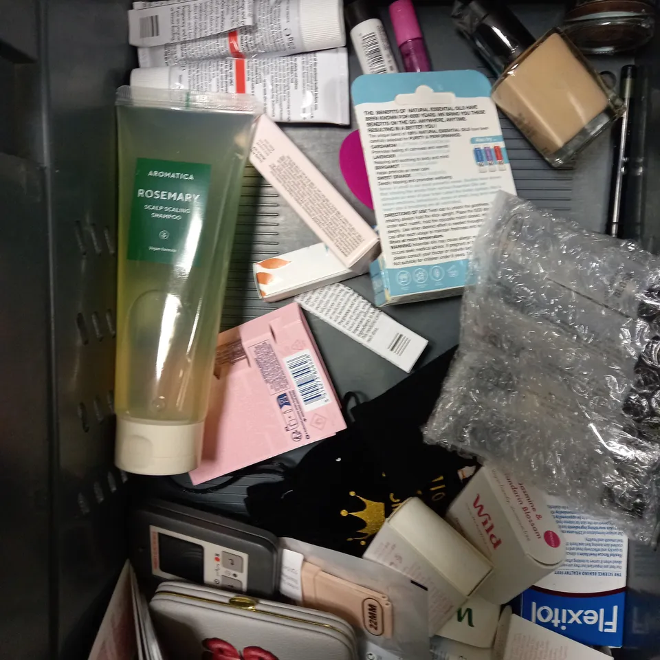 BOX OF APPROXIMATELY 20 ASSORTED HEALTH & BEAUTY PRODUCTS TO INCLUDE FLEXITOL HEEL BALM, COSRX CENTELLA BLEMISH CREAM, MINOX-VE SCALP SOLUTION ETC