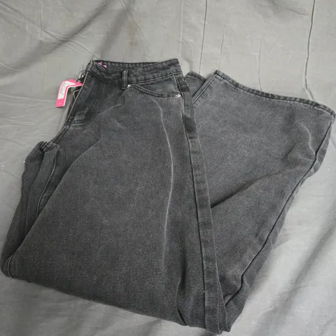 EDIKTED JEANS IN WASHED BLACK SIZE M