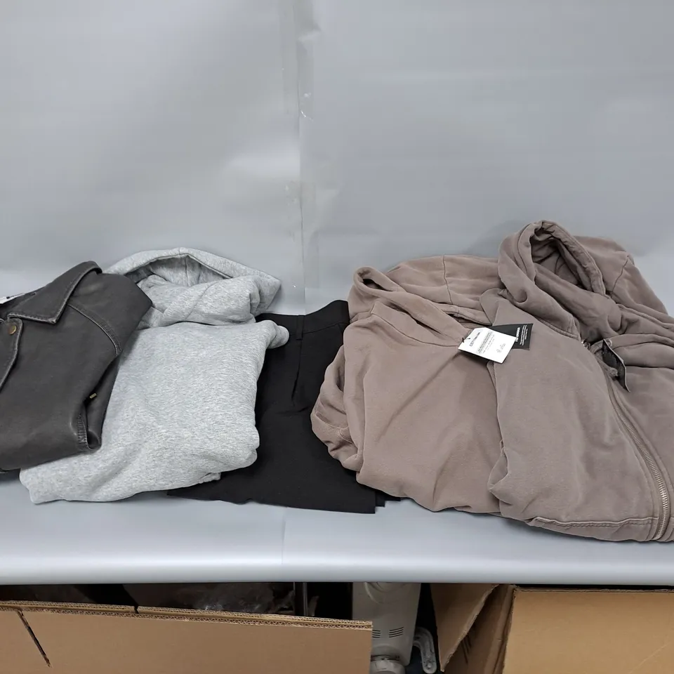 BOX OF APPROXIMATELY 5 CLOTHING ITEMS TO INCLUDE JUMPERS, JACKETS ETC