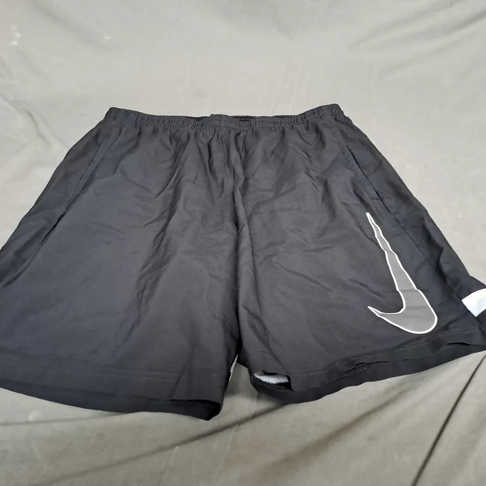 NIKE DRI-FIT SHORTS SIZE M