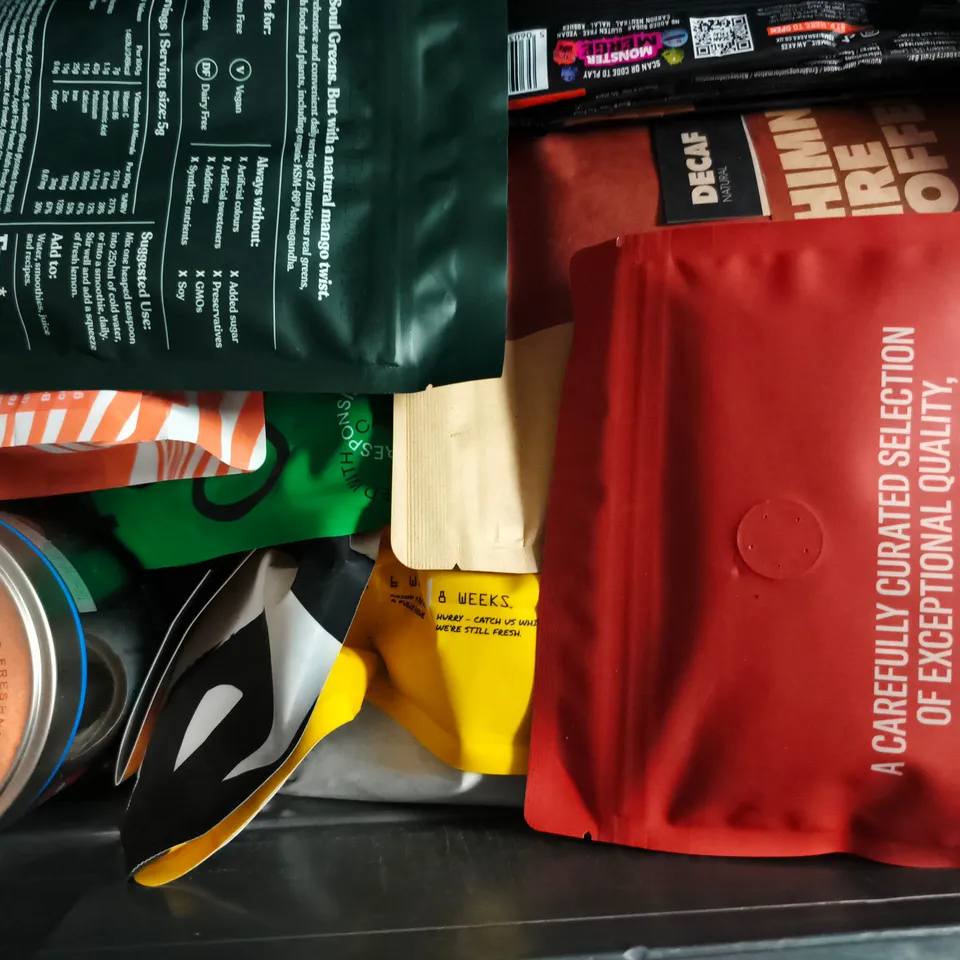 BOX OF APPROXIMATELY 10 ASSORTED FOOD AND DRINK ITEMS TO INCLUDE TRIP DRINK, GRIND VANILLA COFFEE PODS, ETC