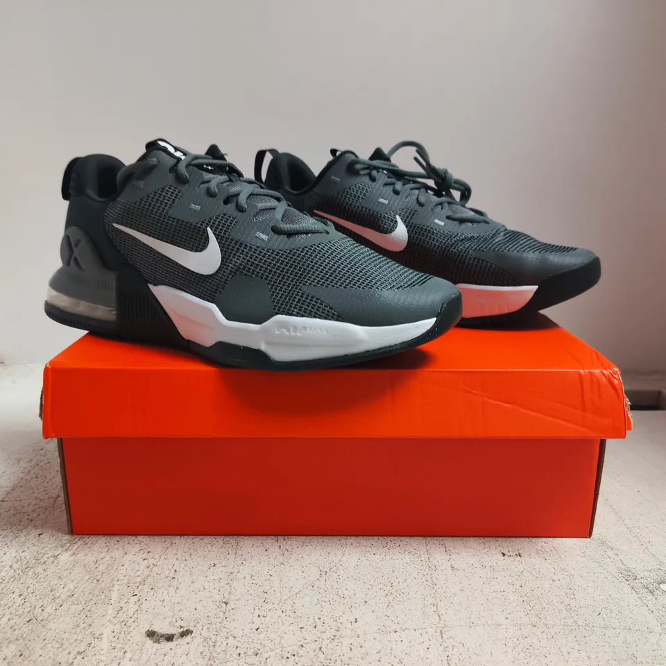 BOXED PAIR OF NIKE AIR MAX ALPHA TRAINER 5 IN GREY/WHITE SIZE UK 10.5