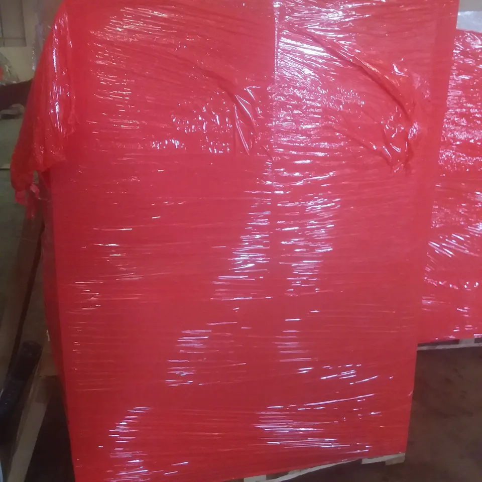 PALLET OF ASSORTED ITEMS INCLUDING TOILET SEAT, ROOM DIVIDER, PLASTIC BEAR CUP, WELCOME MAT