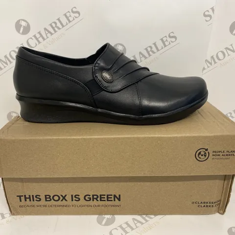 BOXED PAIR OF CLARKS BLAKC SHOES SIZE 6.5