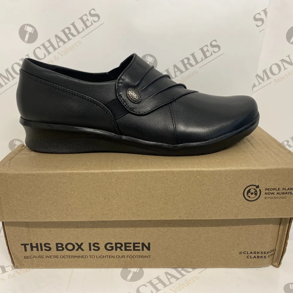 BOXED PAIR OF CLARKS BLAKC SHOES SIZE 6.5