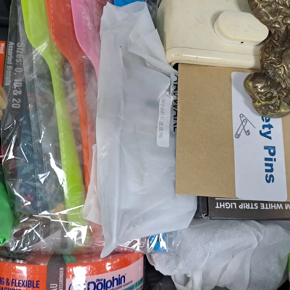 APPROXIMATELY 15 ASSORTED HOUSEHOLD ITEMS TO INCLUDE LEDVION FLOODLIGHT SENSOR, AIR UP AROMA POD, ETC