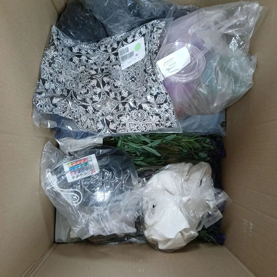 BOX OF APPROX 12 ASSORTED HOUSEHOLD ITEMS TO INCLUDE - VANITY MIRROR - MAGNITONE FACIAL FIRMING DEVICE - MUK LUKS SLIPPER BOOTS - ETC