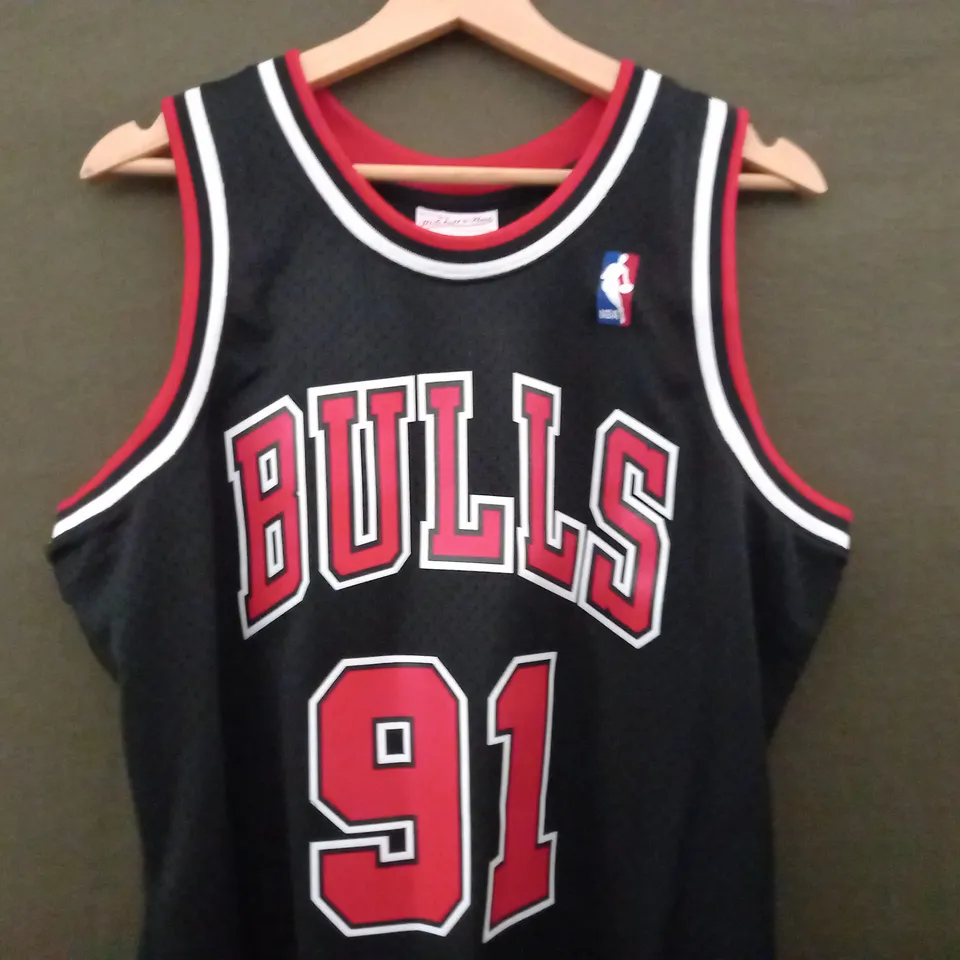 MITCHELL & NESS NBA SWINGMAN ALTERNATE JERSEY BULLS 97 DENNIS RODMAN IN BLACK/RED - MEDIUM