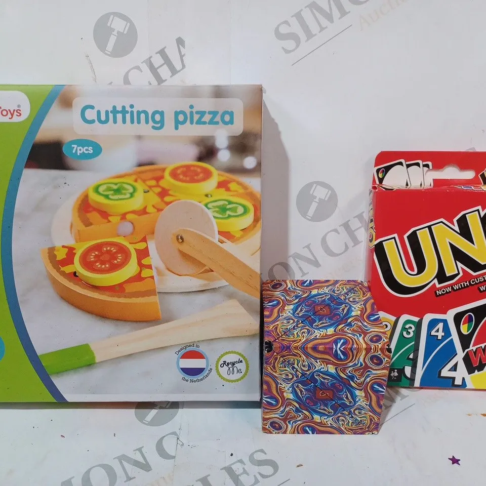 BOX OF APPROXIMATELY 10 ASSORTED TOYS AND GAMES TO INCLUDE UNO, MAGIC CUBE, CUTTING PIZZA, ETC