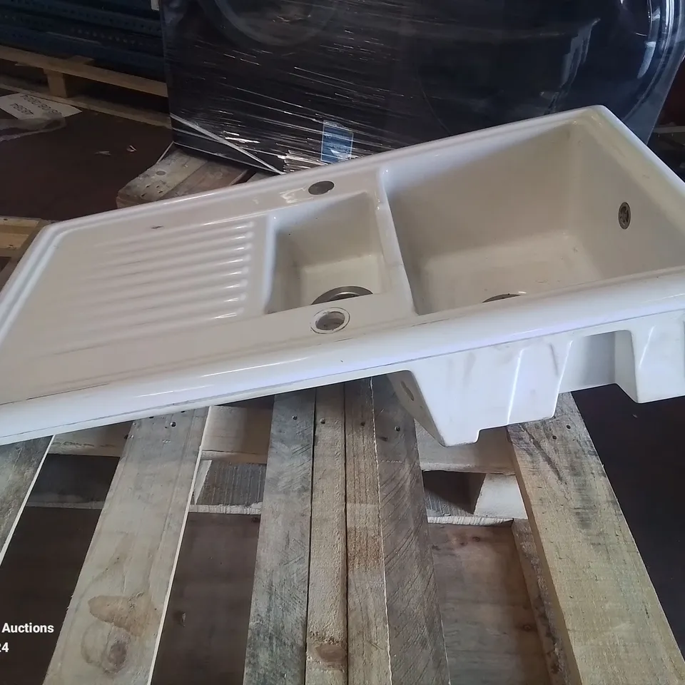 PORCELAIN WHITE LARGE SINK AND DRAINING AREA 