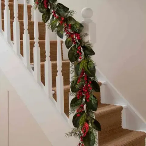 BOXED MAGNOLIA BERRY 6FT GARLAND WITH 100 WARM WHITE LIGHTS