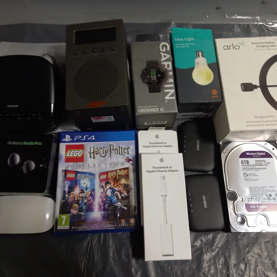 LOT OF 14 ASSORTED TECH ITEMS TO INCLUDE GARMIN FORERUNNER, ARLO CHARGING CABLE, 6TB WESTERN DIGITAL HARD DRIVE AND PHILIPS ALARM CLOCK