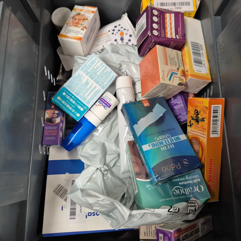 APPROXIMATELY 20 ASSORTED ITEMS INCLUDING CLAIROL REVITASHINE AND SKIN TAG REMOVER