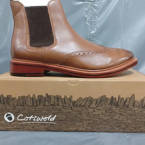 BOXED PAIR OF COTSWOLD SIDDINGTON LEATHER BOOTS IN BROWN SIZE UK 10