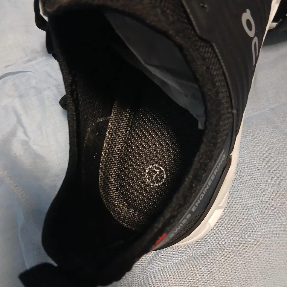 ON RUNNING CLOUD SNEAKERS – BLACK SIZE 7