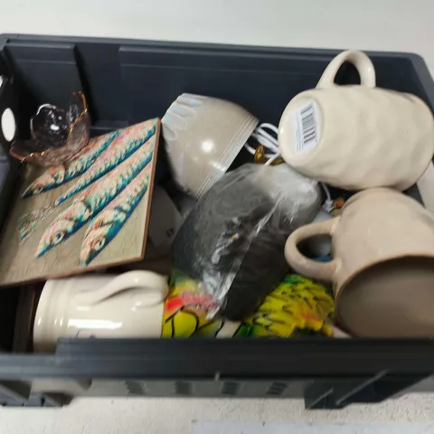 LOT OF APPROXIMATELY 20 ASSORTED POTTERY AND GLASS ITEMS TO INCLUDE MUGS , ORNAMENTS AND COASTERS