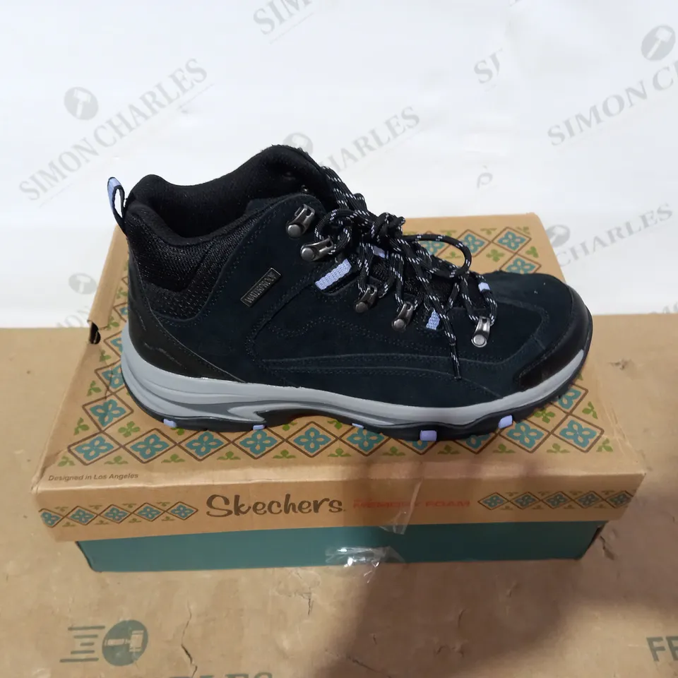 BOXED PAIR OF SKECHERS BOOTS - SIZE 7