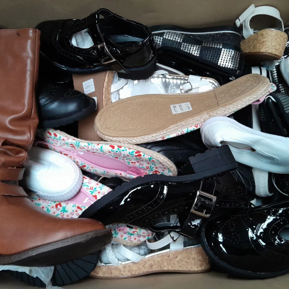 BOX OF APPROX 35 ASSORTED KIDS SHOES IN VARIOUS SIZES & COLOURS 