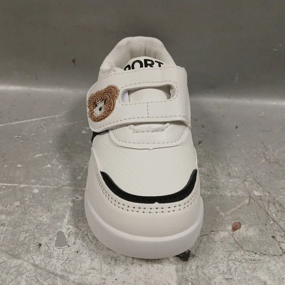 BOXED PAIR OF UNBRANDED KID'S SHOES IN WHITE/BLACK W. TEDDY BEAR FACE DETAIL SIZE EU 25
