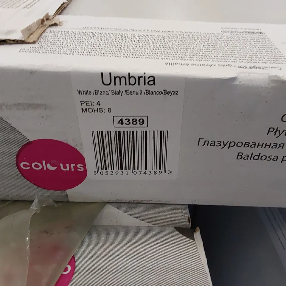 PALLET TO CONTAIN APPROX 68 X PACKS OF JOHNSON TILES UMBRIA WHITE GLAZED PORCELAIN FLOOR TILES - 9 TILES PER PACK // TILE SIZE: 33.3cm X 33.3cm X 7mm