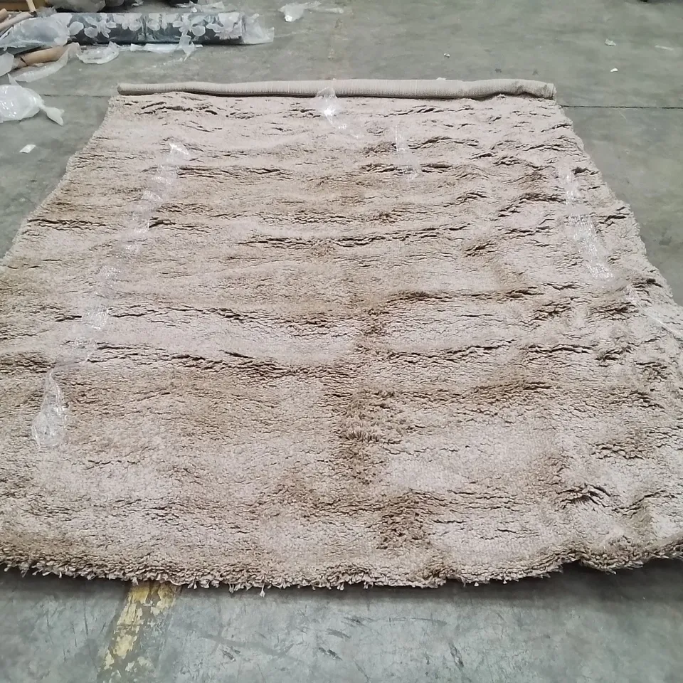 QUALITY DESIGNER AREA RUG - APPROXIMATELY 290X200CM