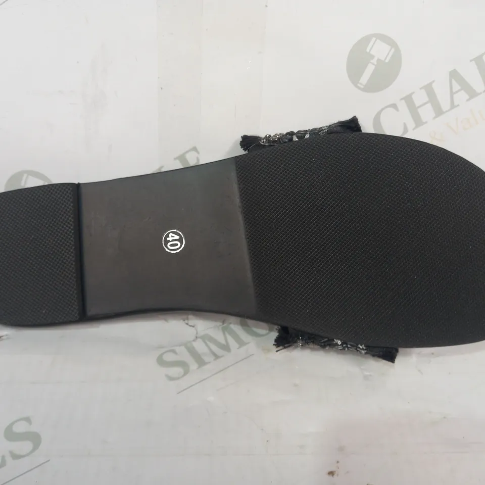 PAIR OF DESIGNER OPEN TOE FLAT SANDALS IN BLACK EU SIZE 40