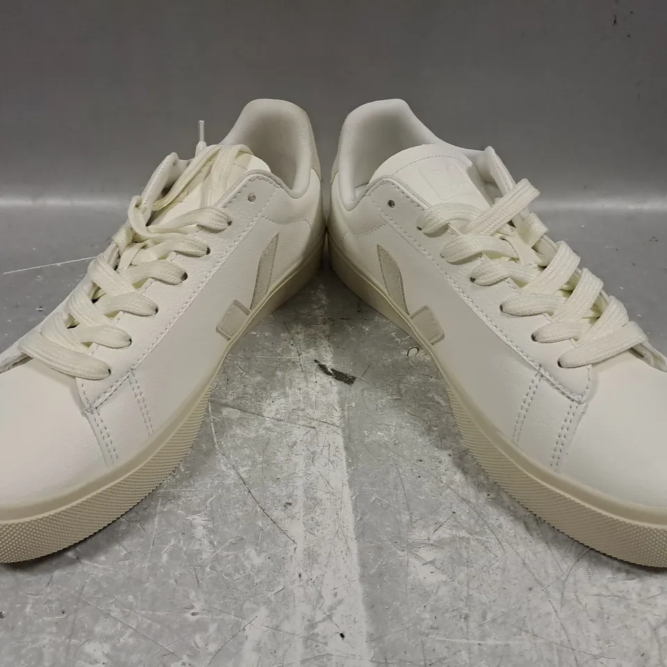 BOXED PAIR OF VEJA SHOES IN WHITE UK SIZE 8