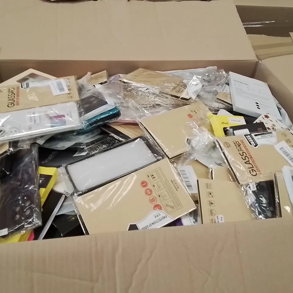 PALLET CONTAINING A LARGE QUANTITY OF PHONE CASES,SCREEN PROTECTORS 