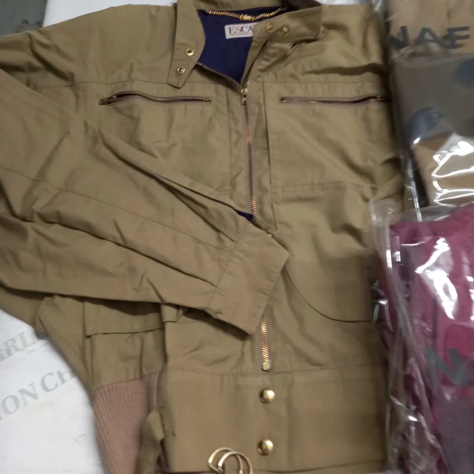 LOT OF 7 ASSORTED CLOTHING ITEMS IN VARIOUS SIZES