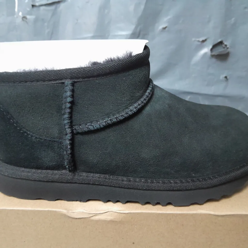 BOXED UGG KIDS CLASSIC ULTRA MINI CLASSIC BOOT - BLACK - UK 1