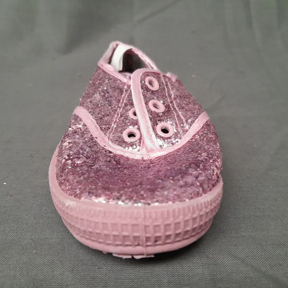 BOX OF APPROXIMATELY 10 PAIRS OF GIRL2GIRL KIDS SHOES IN PINK W. GLITTER EFFECT - VARIOUS SIZES