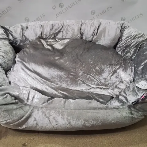 BUNTY CRUSHED VELVET LARGE PET BED -SILVER-