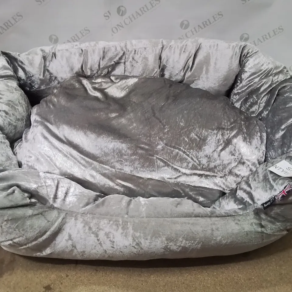 BUNTY CRUSHED VELVET LARGE PET BED -SILVER-