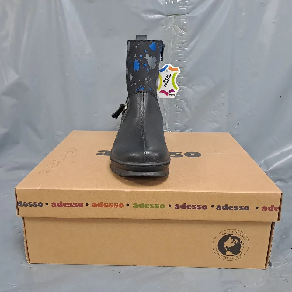 BOXED PAIR OF ADESSO SIDE-ZIP BOOTS IN BLACK W. GREY AND BLUE SPLATTER PATTERN SIZE EU 36