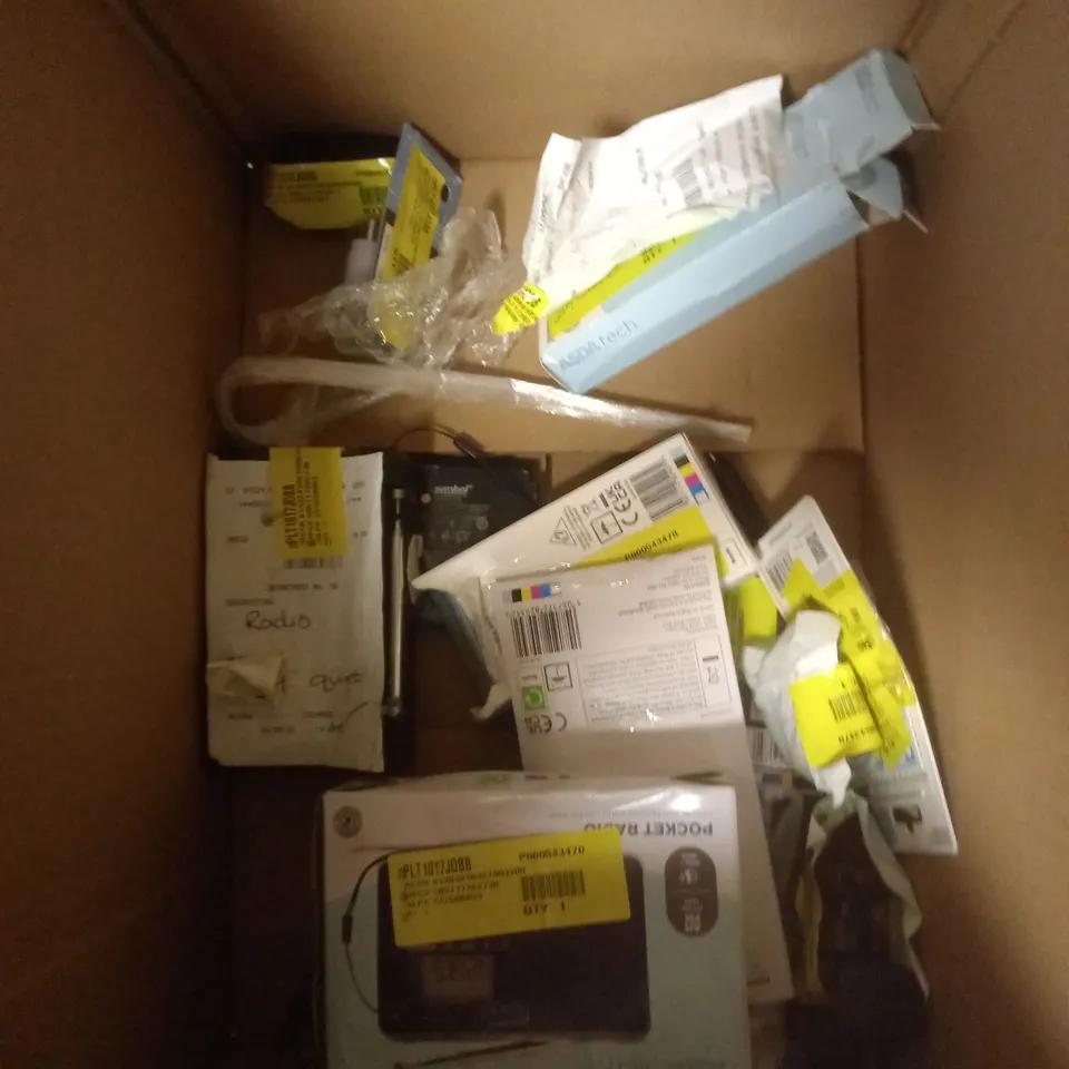 BOX OF APPROXIMATELY 15 ASSORTED ELECTRICAL PRODUCTS TO INCLUDE USB KEYBOARD, BLUETOOTH SHOWER SPEAKER, CHARGING CABLES ETC 