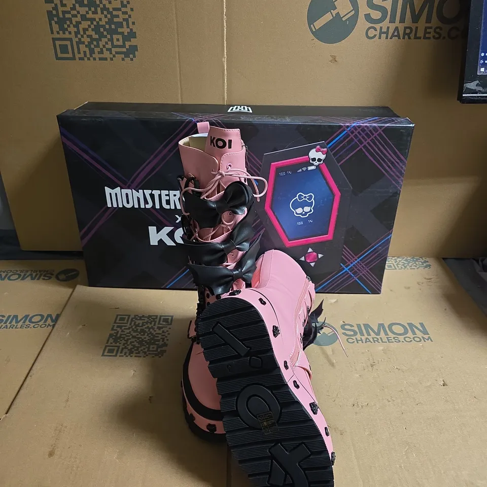 KOI MONSTER HIGH COUNT FABULOUS LONG BOOTS - PINK - UK SIZE 3 