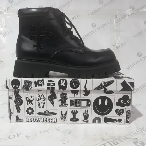 BRAND NEW BOXED PAIR OF KOI VEGAN LEATHER MORAL ALLIANCES MEN'S CROSS BOOTS IN BLACK UK SIZE 11