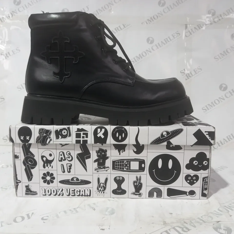 BRAND NEW BOXED PAIR OF KOI VEGAN LEATHER MORAL ALLIANCES MEN'S CROSS BOOTS IN BLACK UK SIZE 11