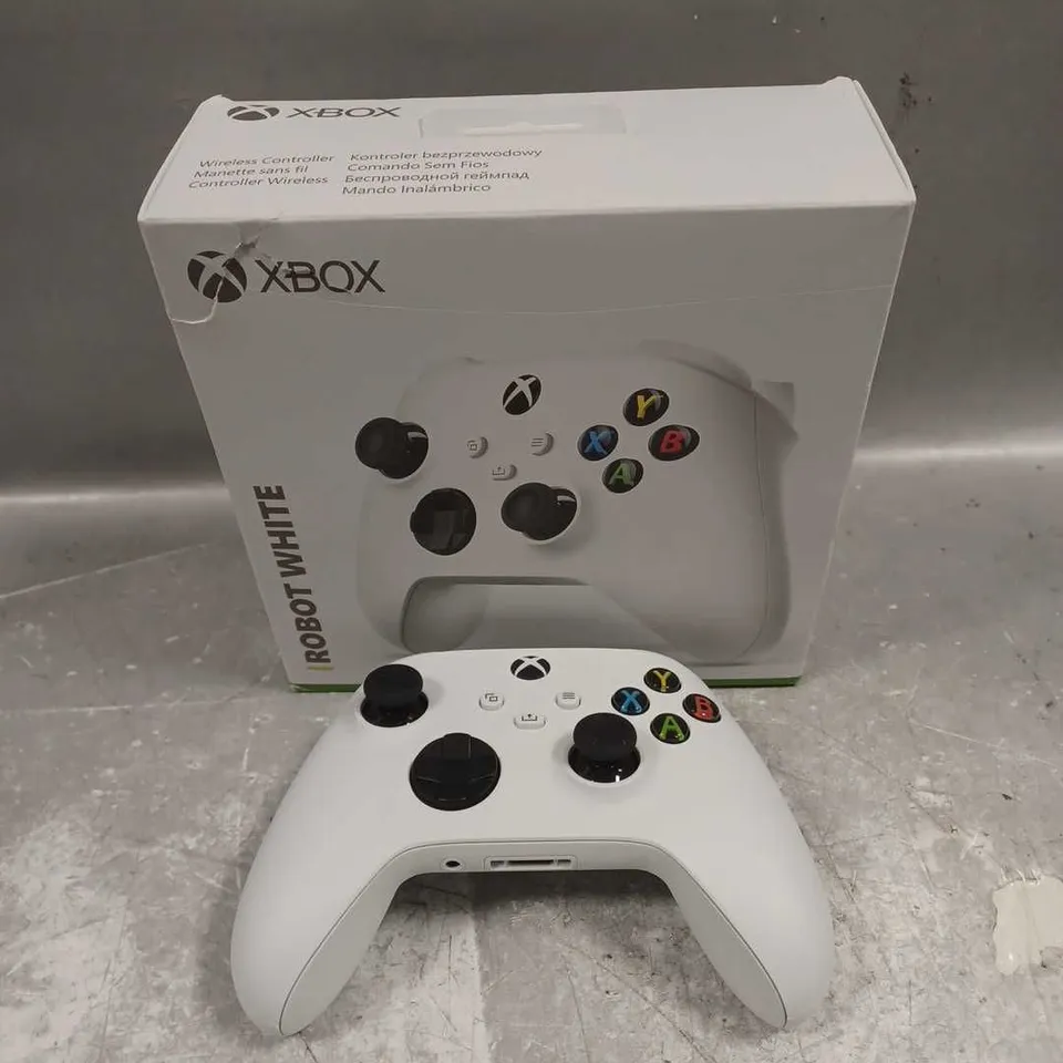 BOXED XBOX SERIES X/S WIRELESS CONTROLLER IN ROBOT WHITE 