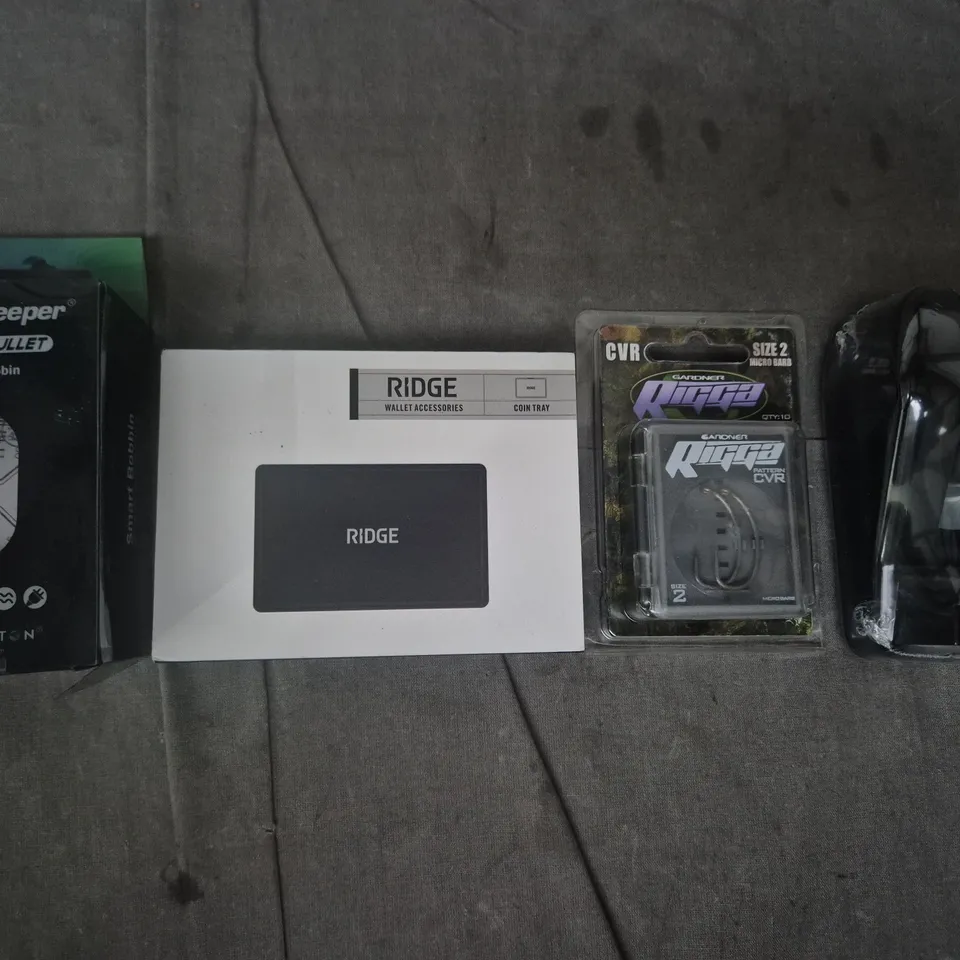 APPROXIMATELY 10 ASSORTED HOUSEHOLD ITEMS TO INCLUDE RIDGE WALLET COIN TRAY, GARDNER RIGGA SIZE 2 MICRO BARBS, ETC