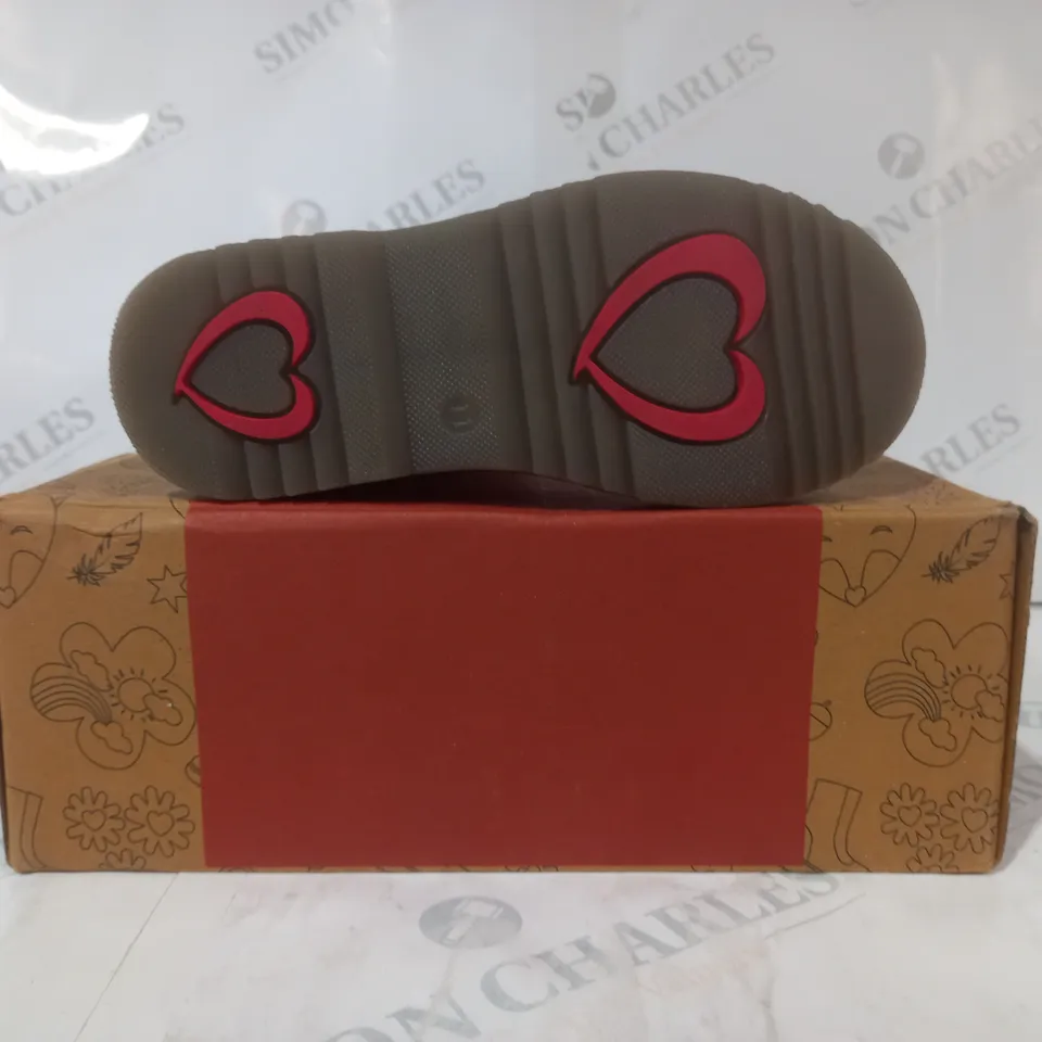 BOXED PAIR OF LITTLE HEAVENLY FEET ALANA RAINBOW KIDS BOOTS IN BLACK SIZE 11