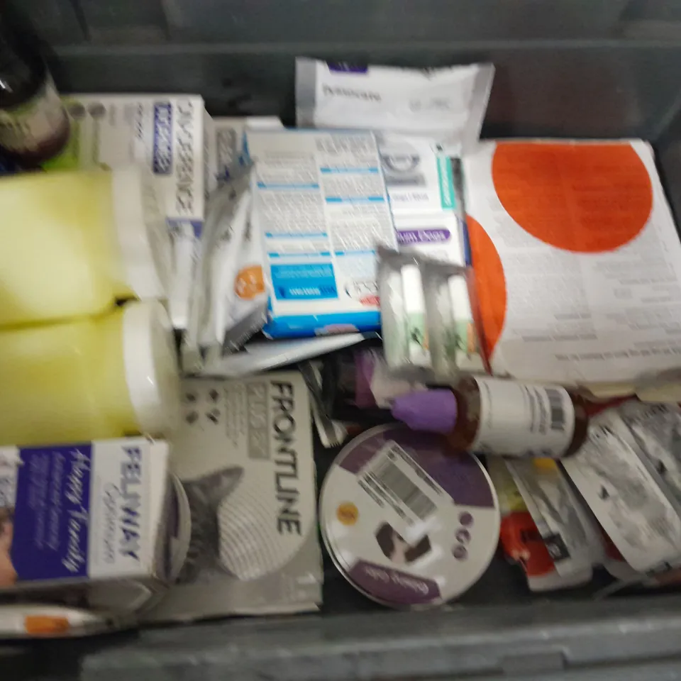 LOT OF ASSORTED PET CARE ITEMS TO INCLUDE FRONTLINE FLEA SPOT-ON, HEALTHSPAN SUPPLEMENTS, PLAQUE POWDER AND BEAPHAR DEWORMER