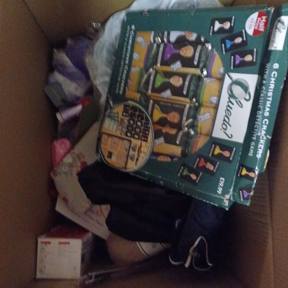 APPROXIMATELY 15 HOUSEHOLD ITEMS TO CONTAIN WINDOW BLINDS, CALMING BLANKET, BAKING TRAY, FLOWER PATTERNED TRAVEL BAG ETC 