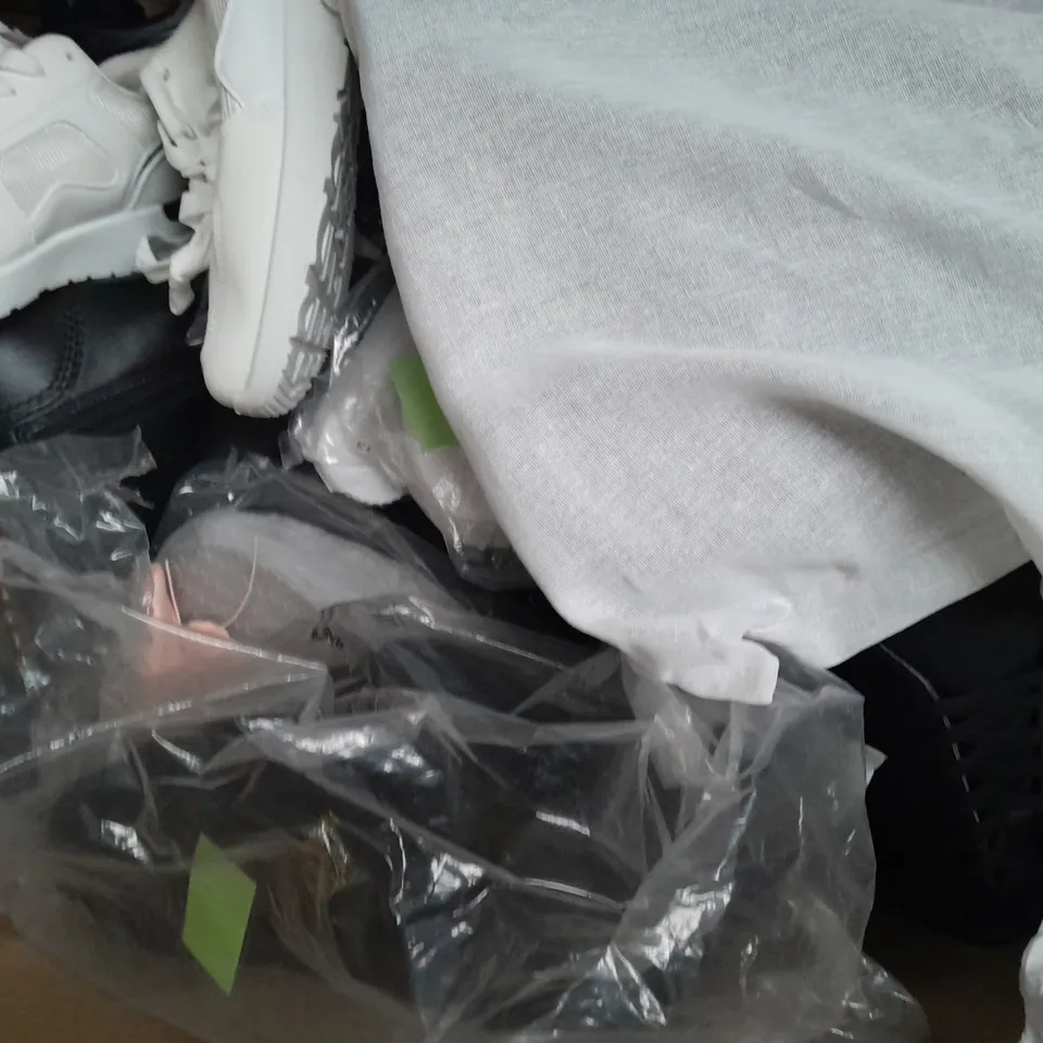 BOX OF APPROXIMATELY 8 ASSORTED PAIRS OF SHOES AND FOOTWEAR ITEMS IN VARIOUS STYLES AND SIZES TO INCLUDE ZARA, COTTON TRADERS, ETC