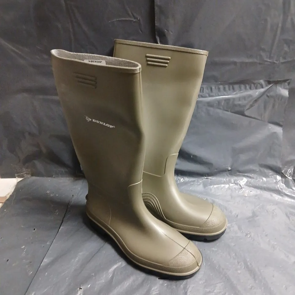 DUNLOP KNEE-HIGH RUBBER WELLINGTON BOOTS – OLIVE UK 10. UNBOXED