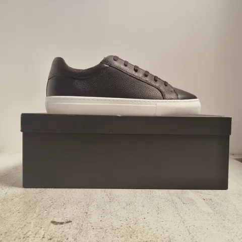 BOXED PAIR OF HAWES & CURTIS NAPPA TENNIS TRAINERS IN CHOCOLATE SIZE 8
